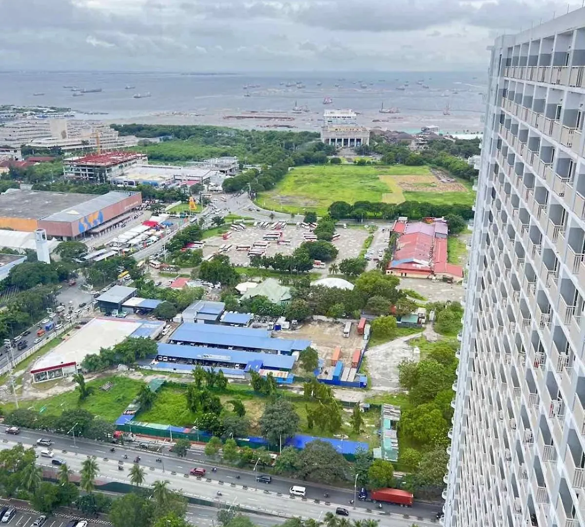 Apartment 2Br Solana Suite 4 At Coast Residences Manila
